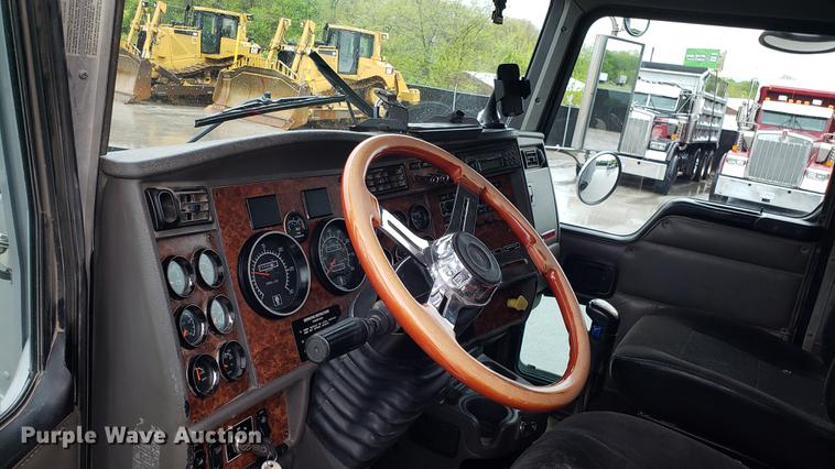 image for item DF3483 2005 Kenworth T800 dump truck