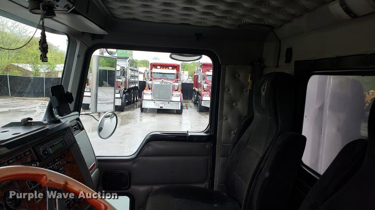 image for item DF3483 2005 Kenworth T800 dump truck