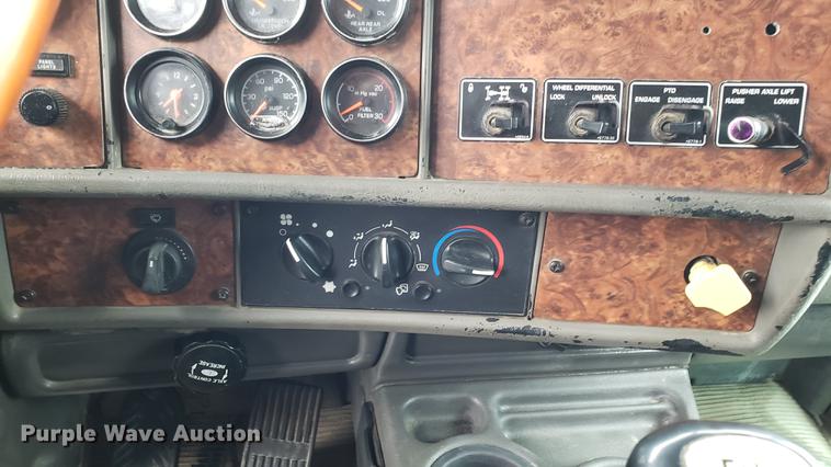 image for item DF3483 2005 Kenworth T800 dump truck