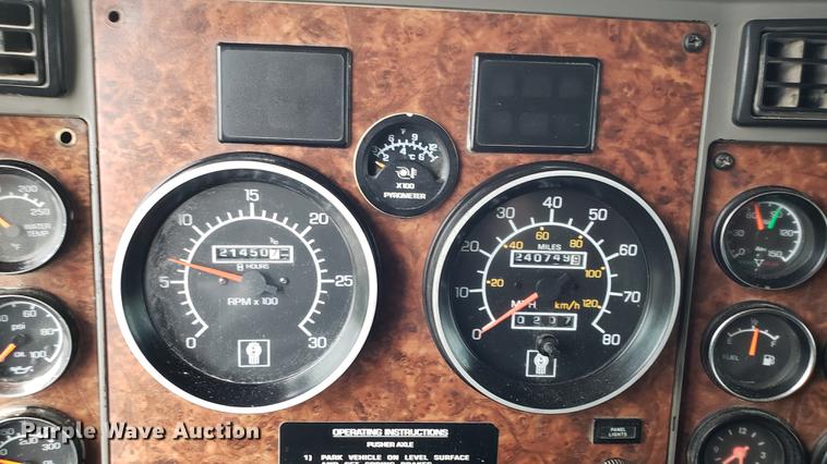 image for item DF3483 2005 Kenworth T800 dump truck