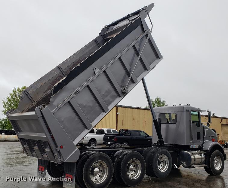 image for item DF3483 2005 Kenworth T800 dump truck