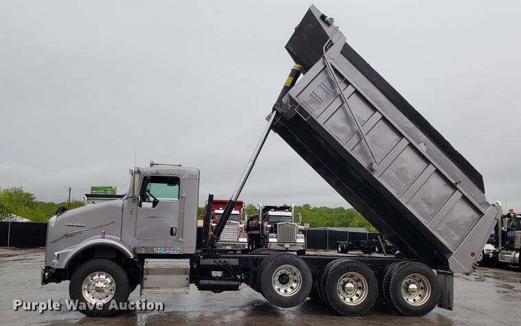image for item DF3483 2005 Kenworth T800 dump truck