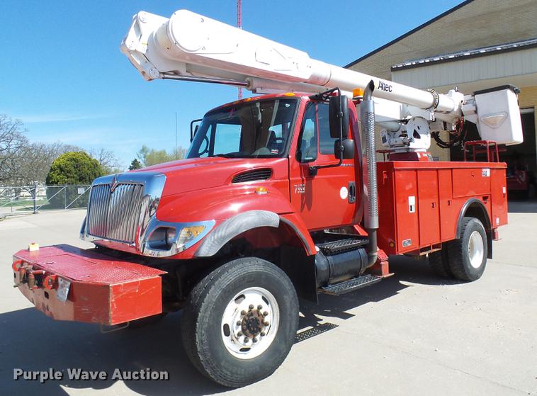 image for item DF7210 2005 International 7400 bucket truck