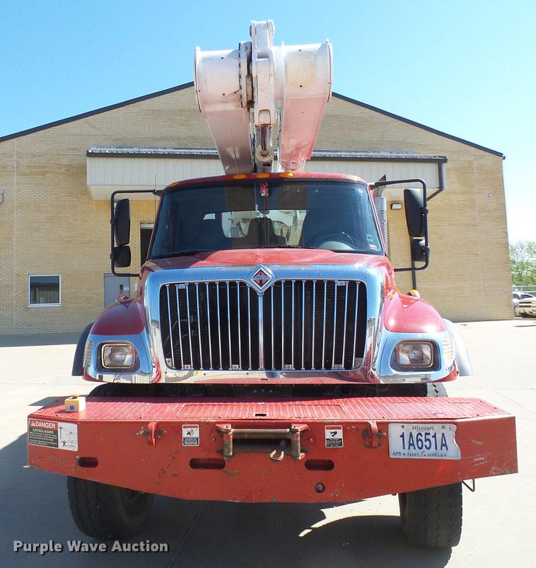 image for item DF7210 2005 International 7400 bucket truck
