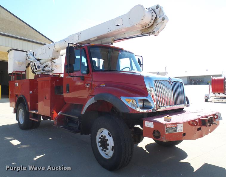 image for item DF7210 2005 International 7400 bucket truck