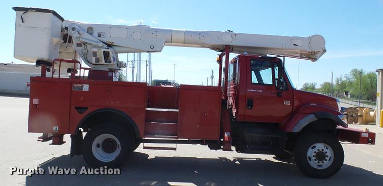 image for item DF7210 2005 International 7400 bucket truck