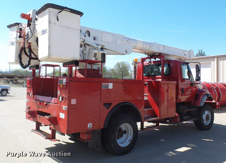 image for item DF7210 2005 International 7400 bucket truck