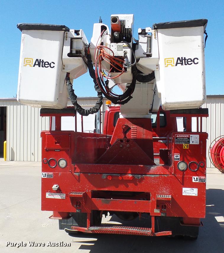 image for item DF7210 2005 International 7400 bucket truck