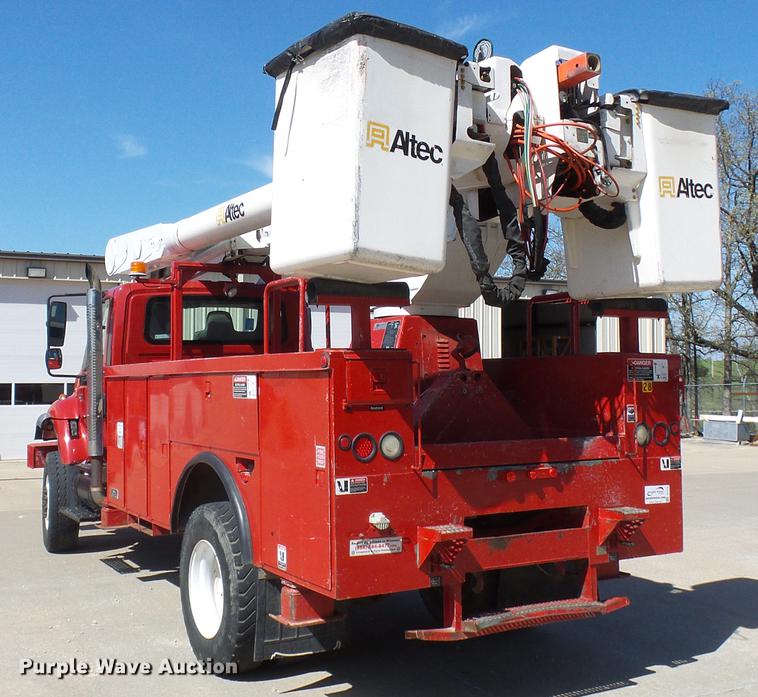 image for item DF7210 2005 International 7400 bucket truck