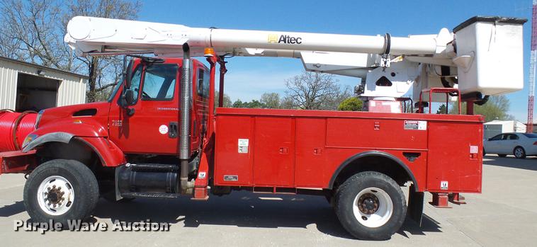 image for item DF7210 2005 International 7400 bucket truck