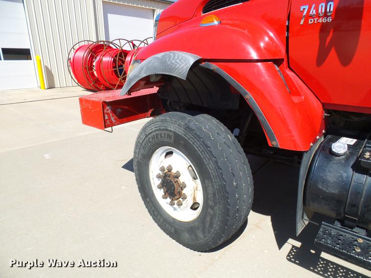 image for item DF7210 2005 International 7400 bucket truck