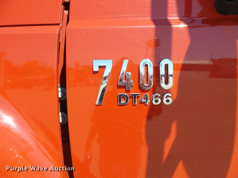 image for item DF7210 2005 International 7400 bucket truck