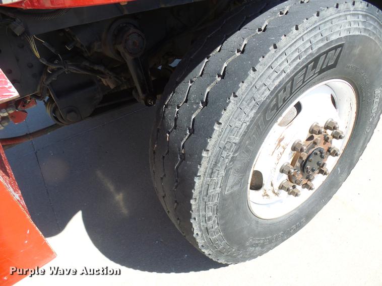 image for item DF7210 2005 International 7400 bucket truck