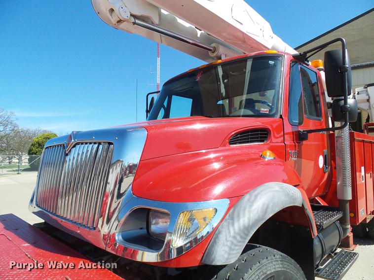 image for item DF7210 2005 International 7400 bucket truck