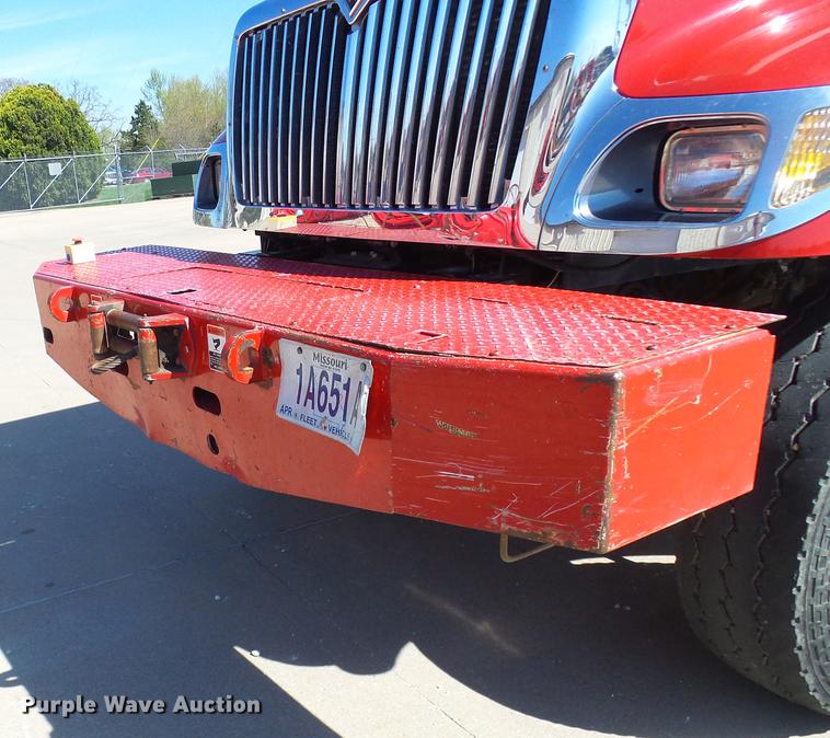 image for item DF7210 2005 International 7400 bucket truck