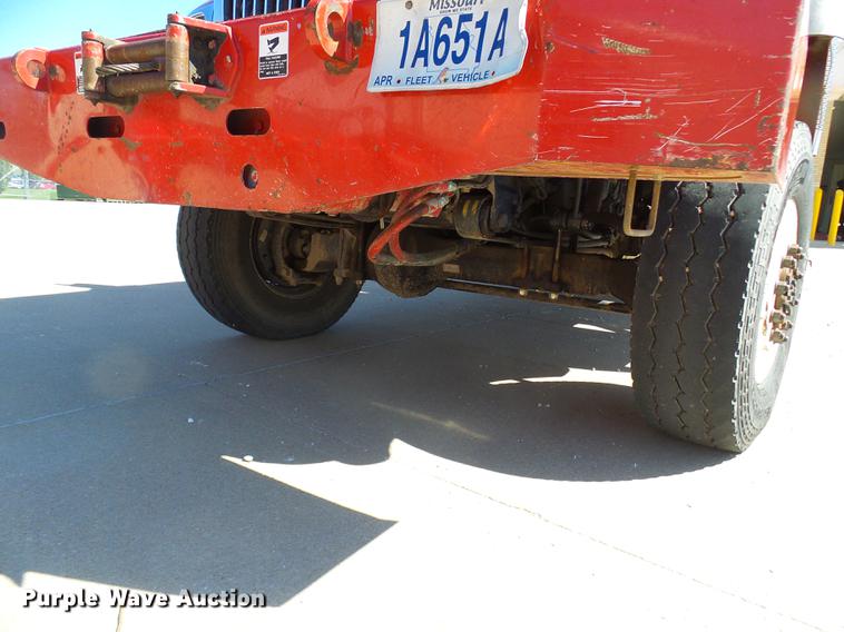 image for item DF7210 2005 International 7400 bucket truck