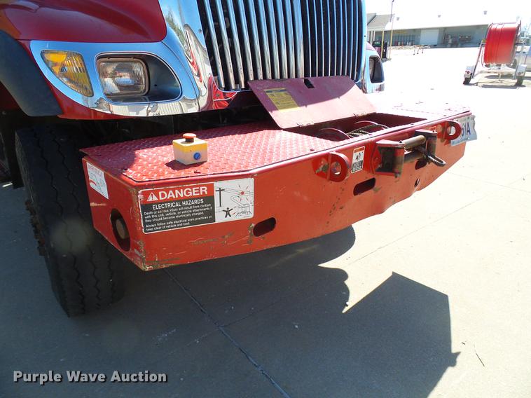 image for item DF7210 2005 International 7400 bucket truck