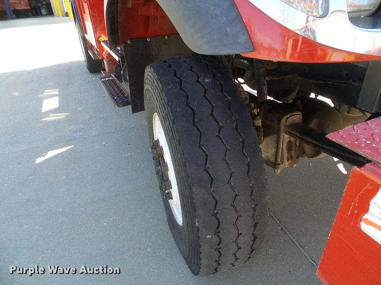 image for item DF7210 2005 International 7400 bucket truck