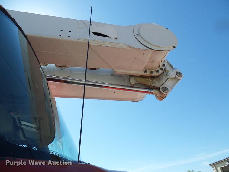 image for item DF7210 2005 International 7400 bucket truck