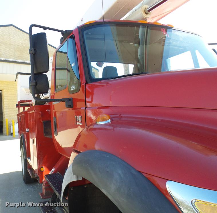 image for item DF7210 2005 International 7400 bucket truck