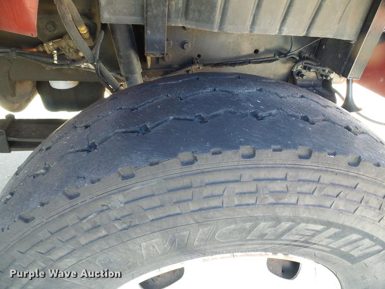 image for item DF7210 2005 International 7400 bucket truck