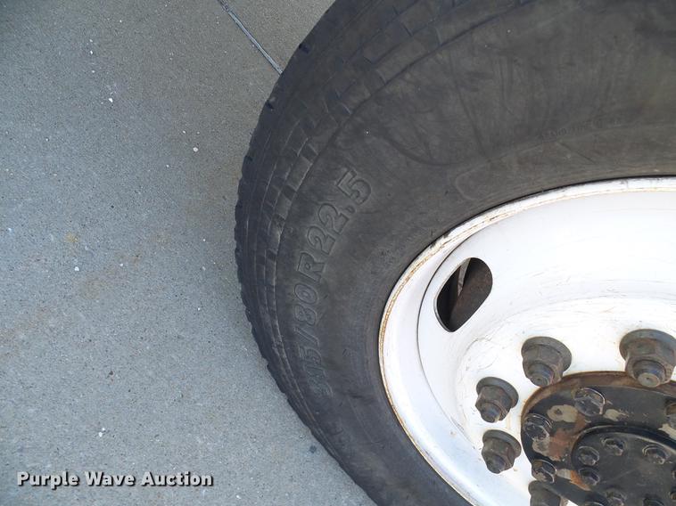 image for item DF7210 2005 International 7400 bucket truck