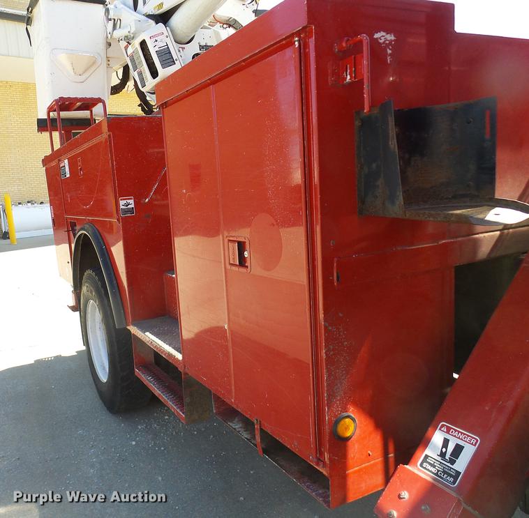 image for item DF7210 2005 International 7400 bucket truck