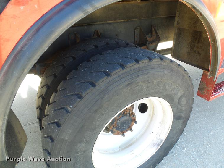 image for item DF7210 2005 International 7400 bucket truck