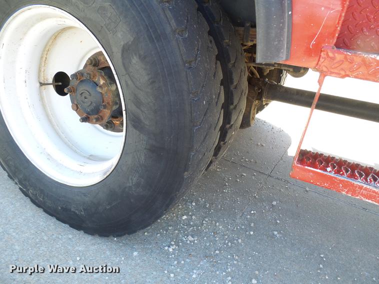 image for item DF7210 2005 International 7400 bucket truck