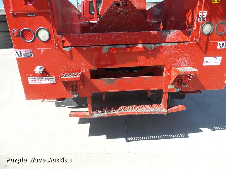 image for item DF7210 2005 International 7400 bucket truck