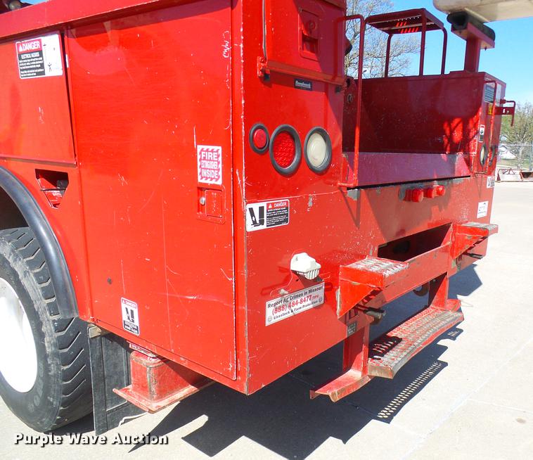 image for item DF7210 2005 International 7400 bucket truck
