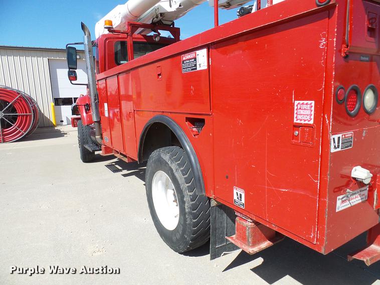 image for item DF7210 2005 International 7400 bucket truck