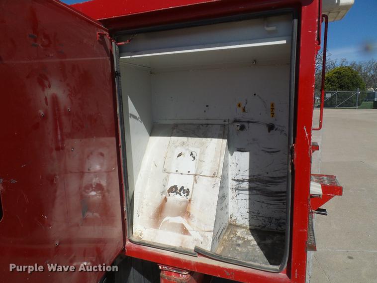 image for item DF7210 2005 International 7400 bucket truck