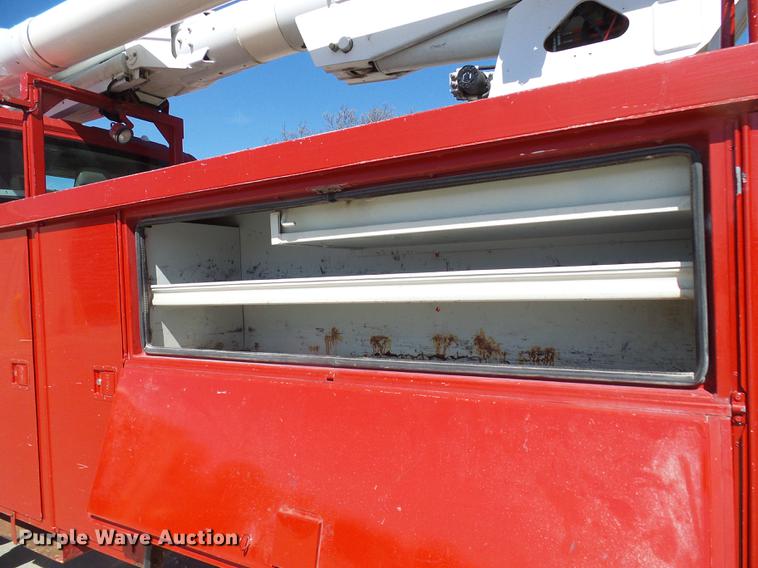 image for item DF7210 2005 International 7400 bucket truck