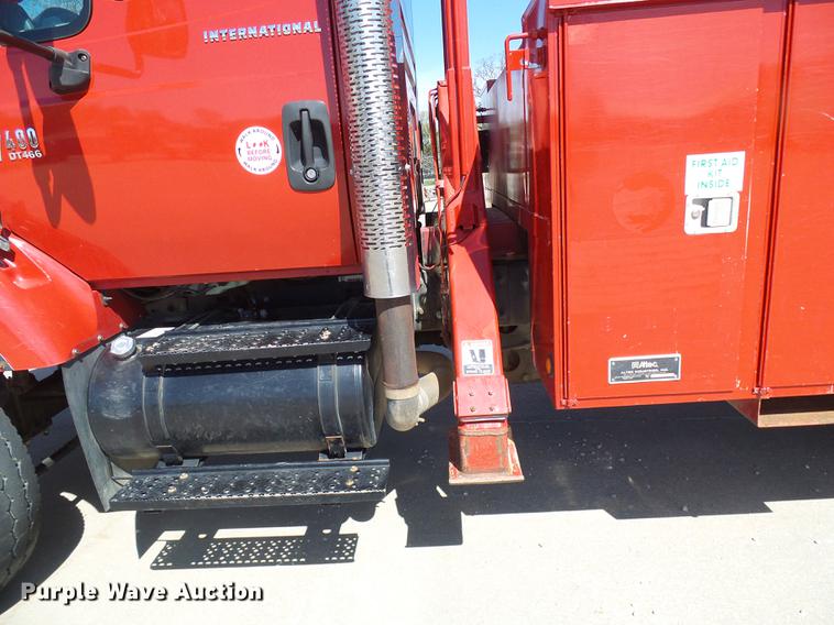 image for item DF7210 2005 International 7400 bucket truck