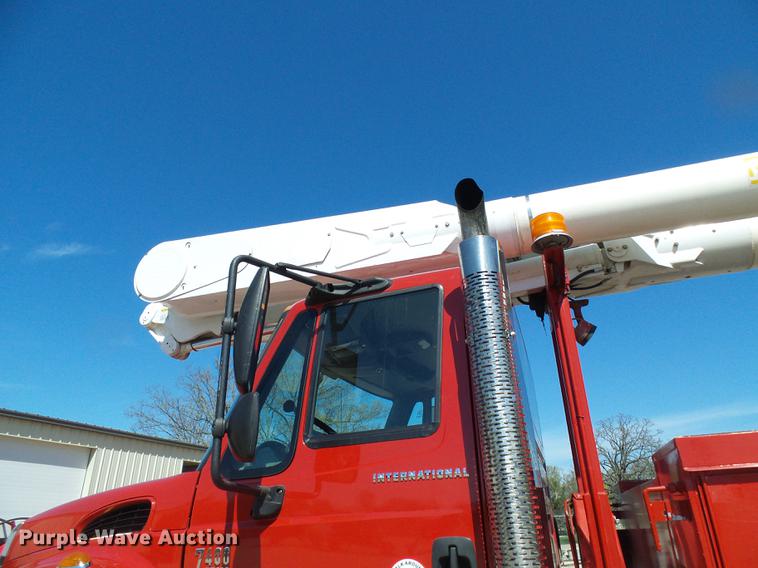 image for item DF7210 2005 International 7400 bucket truck