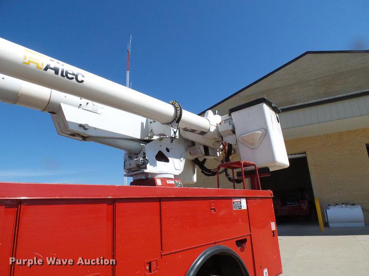 image for item DF7210 2005 International 7400 bucket truck