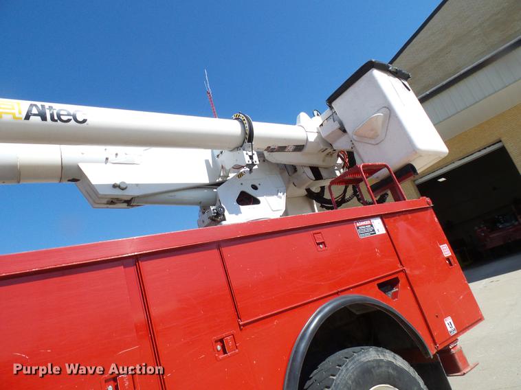 image for item DF7210 2005 International 7400 bucket truck