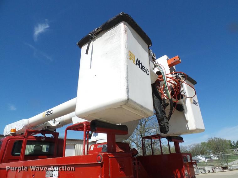 image for item DF7210 2005 International 7400 bucket truck
