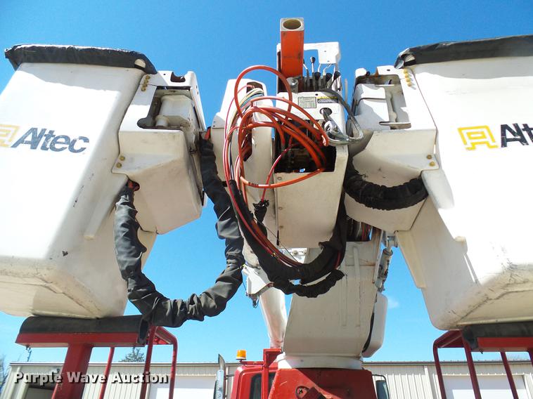 image for item DF7210 2005 International 7400 bucket truck