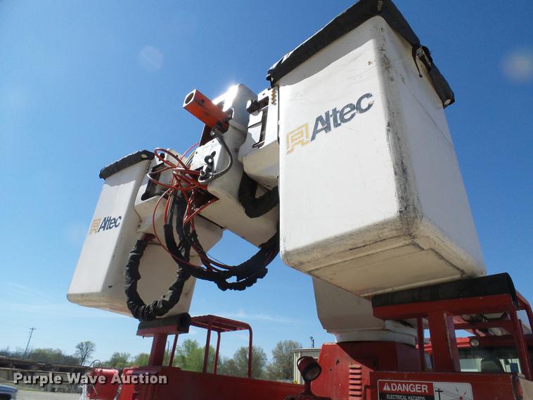 image for item DF7210 2005 International 7400 bucket truck