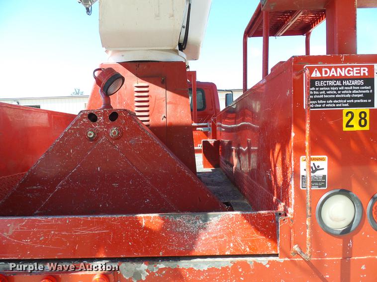 image for item DF7210 2005 International 7400 bucket truck