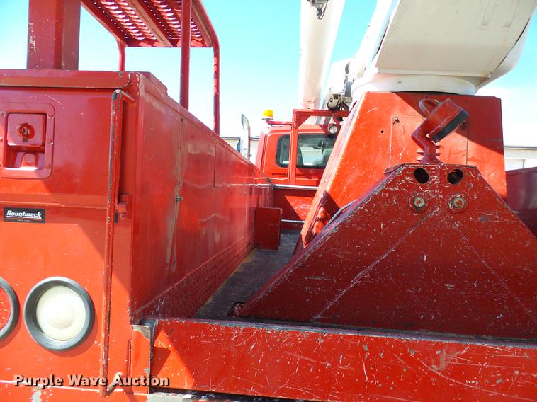 image for item DF7210 2005 International 7400 bucket truck