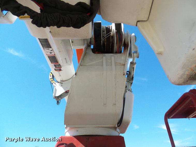 image for item DF7210 2005 International 7400 bucket truck