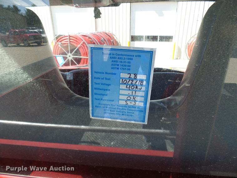 image for item DF7210 2005 International 7400 bucket truck