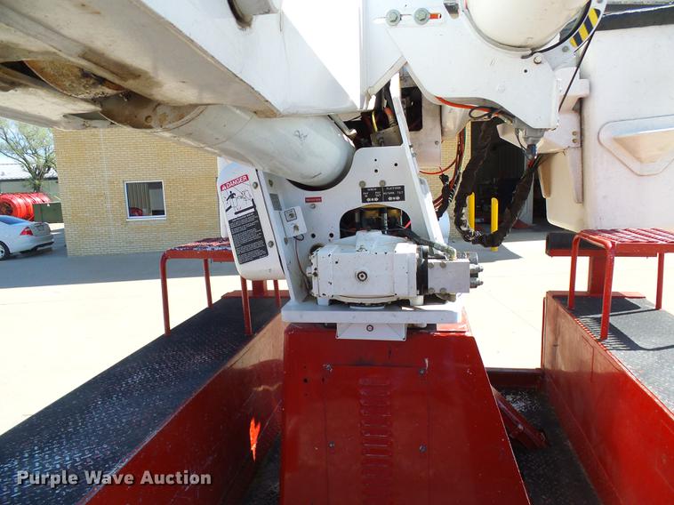 image for item DF7210 2005 International 7400 bucket truck