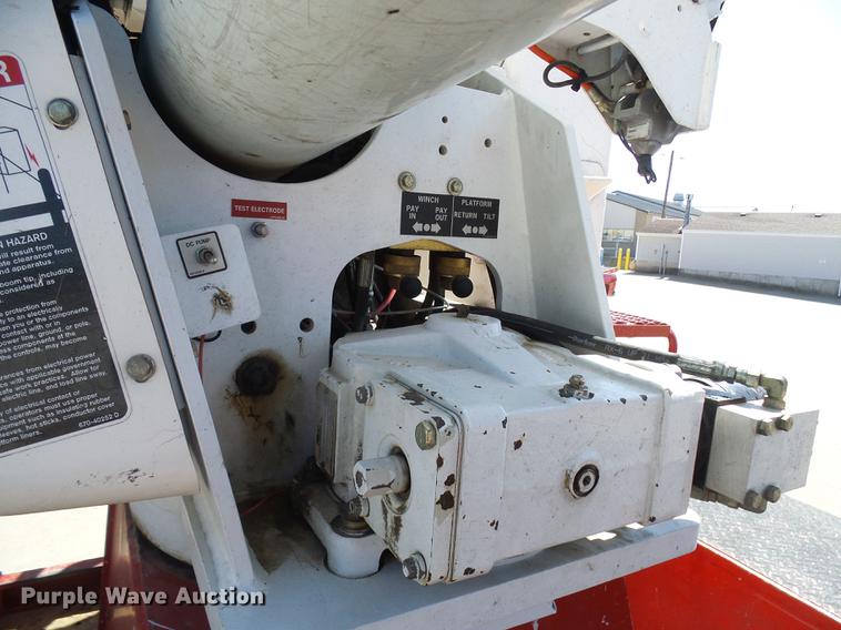 image for item DF7210 2005 International 7400 bucket truck