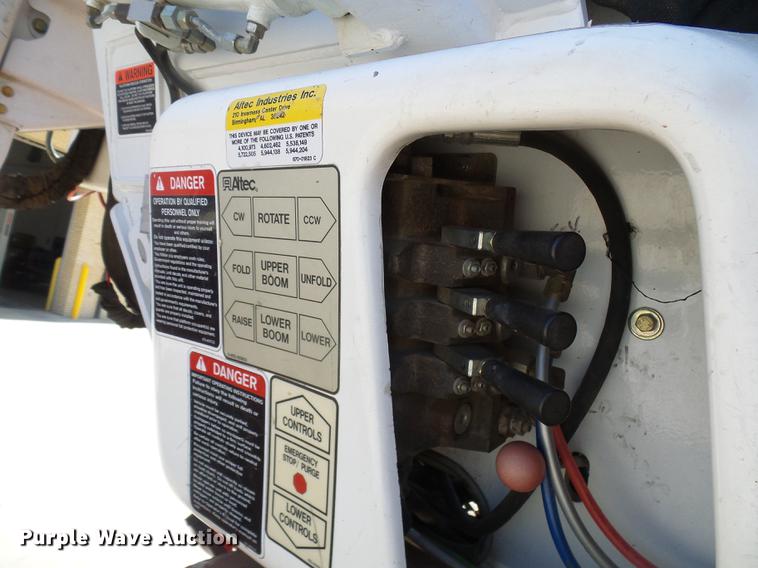 image for item DF7210 2005 International 7400 bucket truck