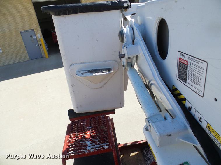 image for item DF7210 2005 International 7400 bucket truck