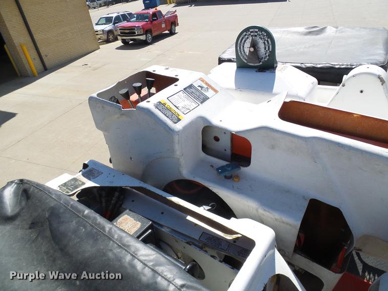 image for item DF7210 2005 International 7400 bucket truck